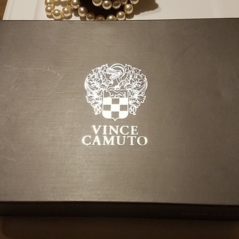 Nwot pair of Vince Camuto sandals